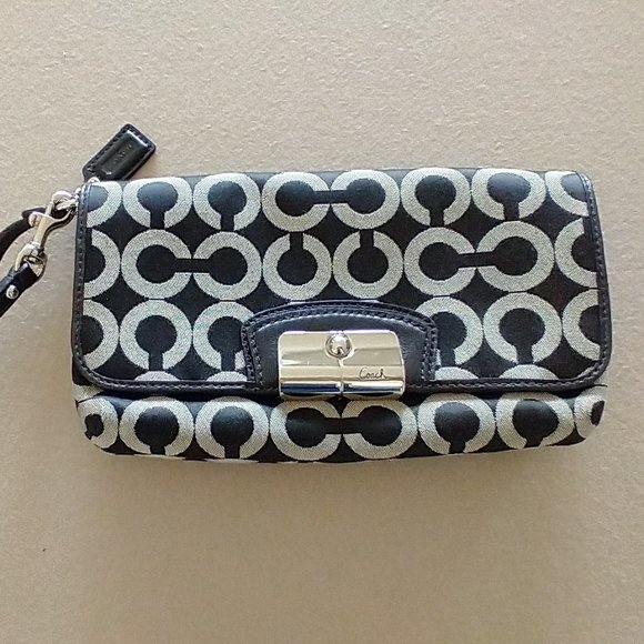 Coach clutch purse - Authentic - 8.5" (L) x 5" (H) with detachable strap - Picture 2 of 15